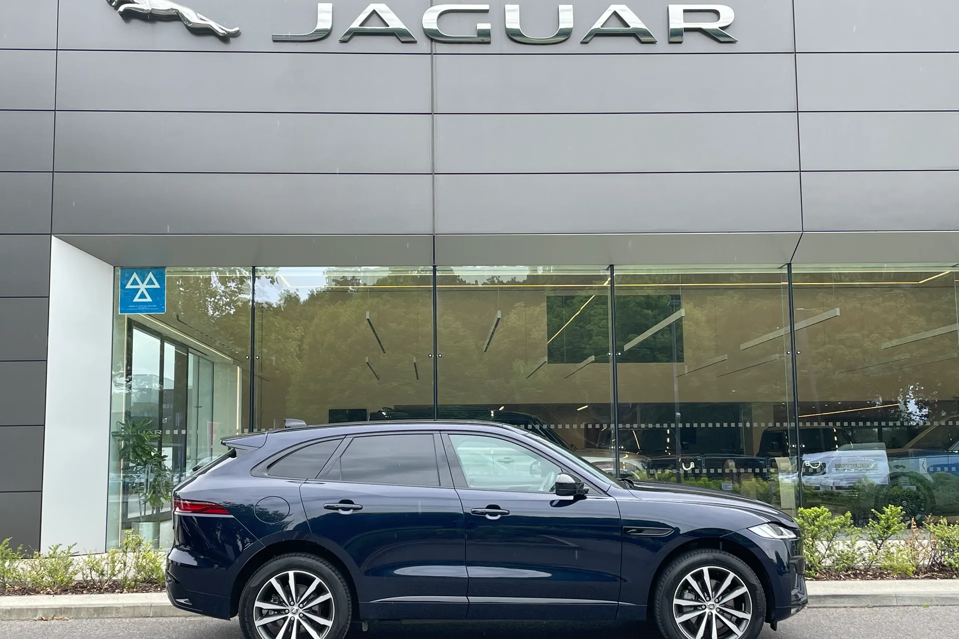 Jaguar F-PACE thumbnail image number 2