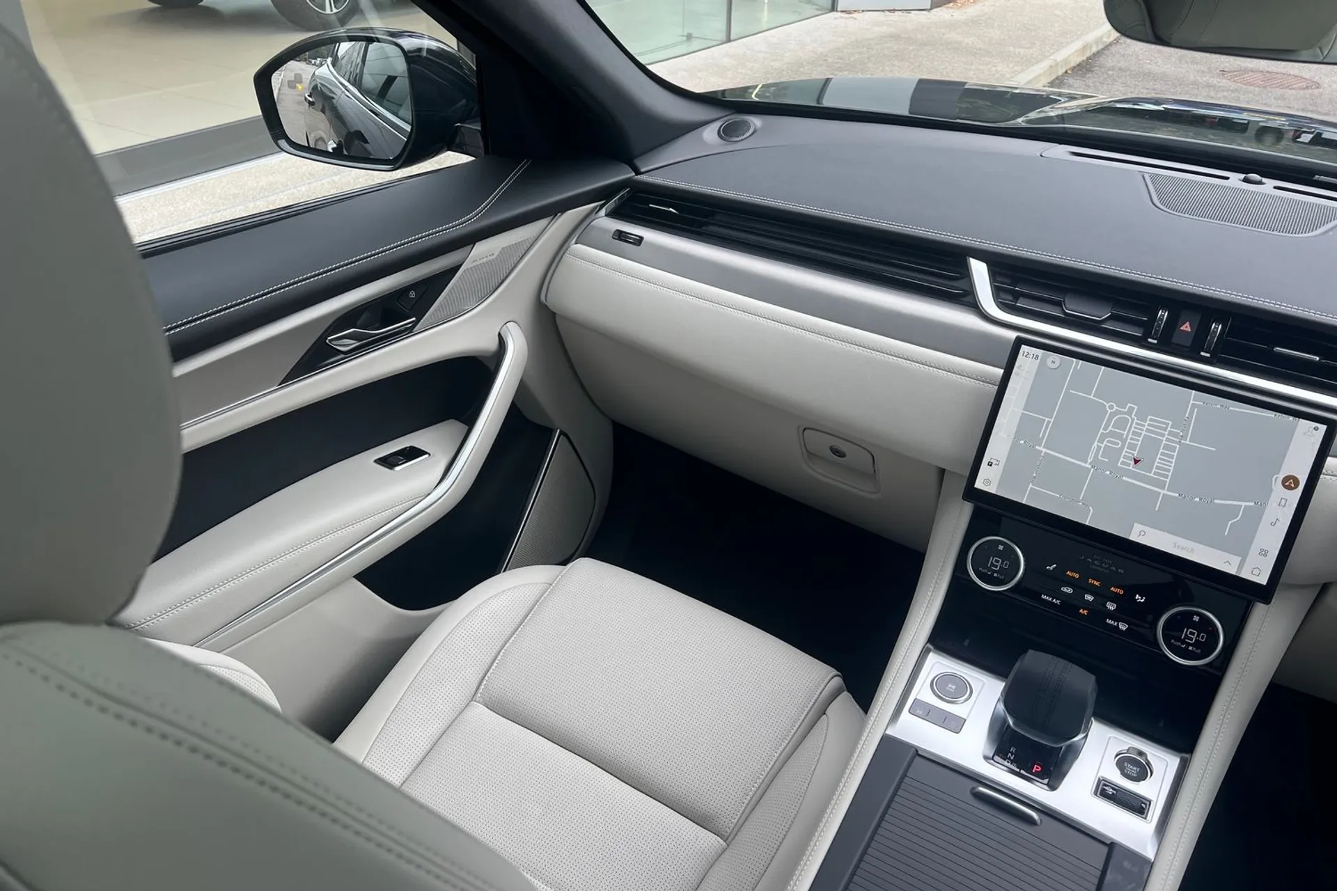 Jaguar F-PACE thumbnail image number 19
