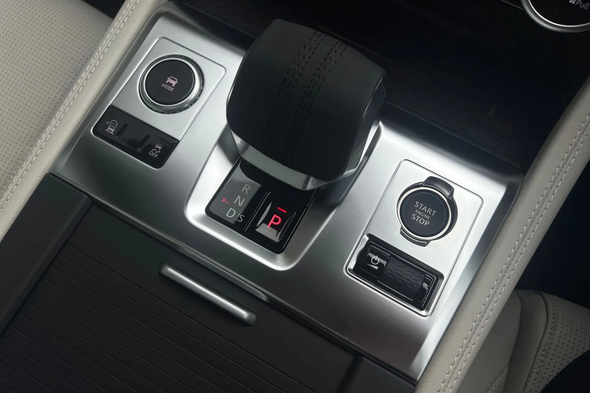 Jaguar F-PACE thumbnail image number 52
