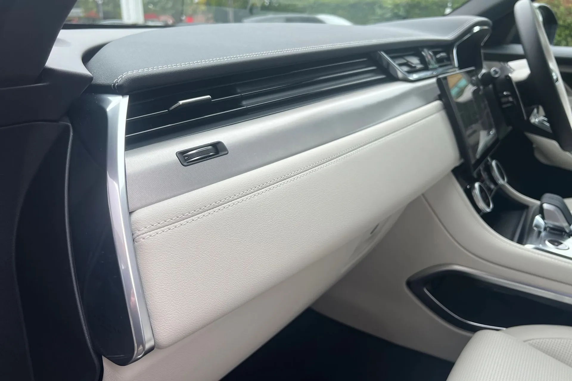 Jaguar F-PACE thumbnail image number 47