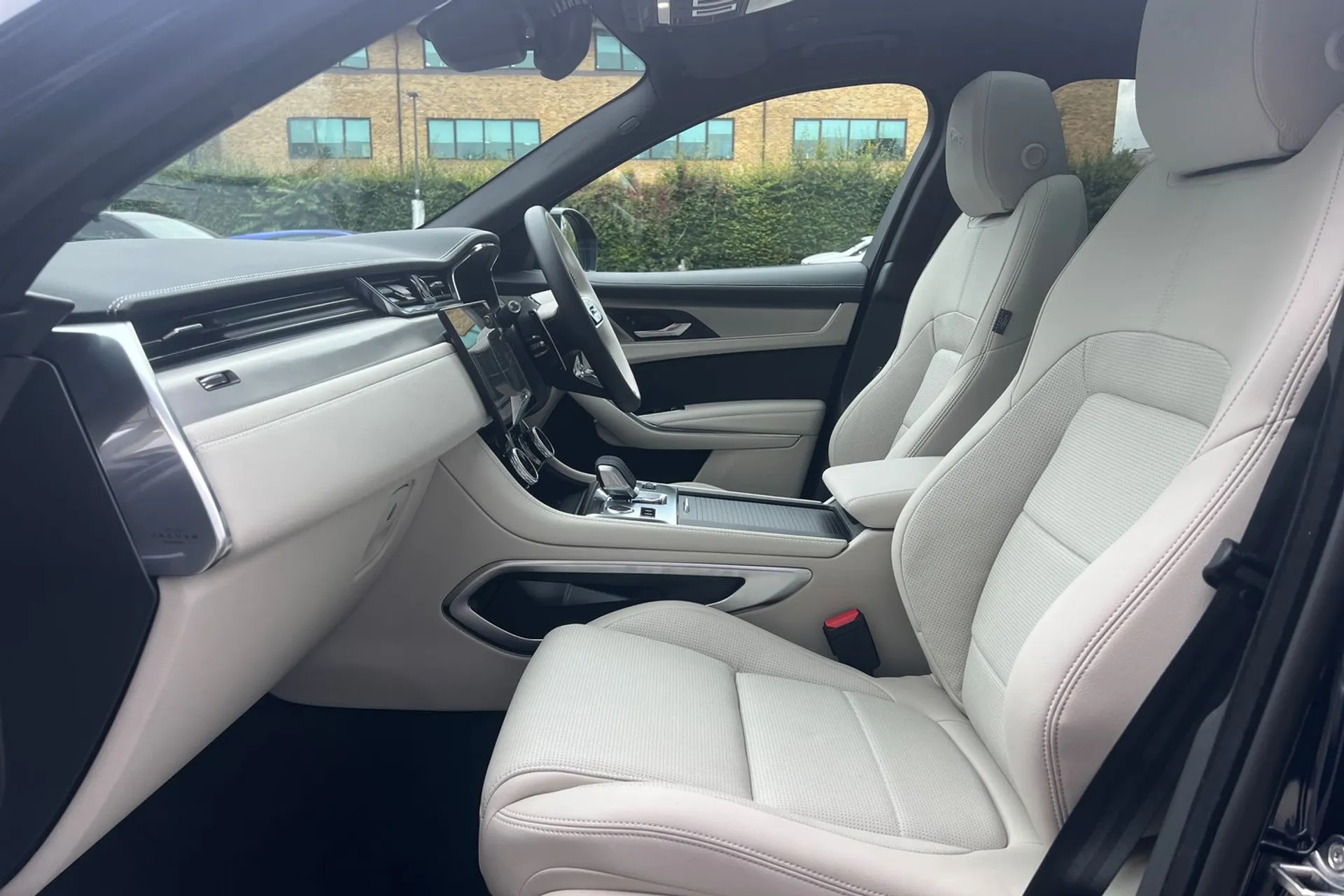 Jaguar F-PACE thumbnail image number 48