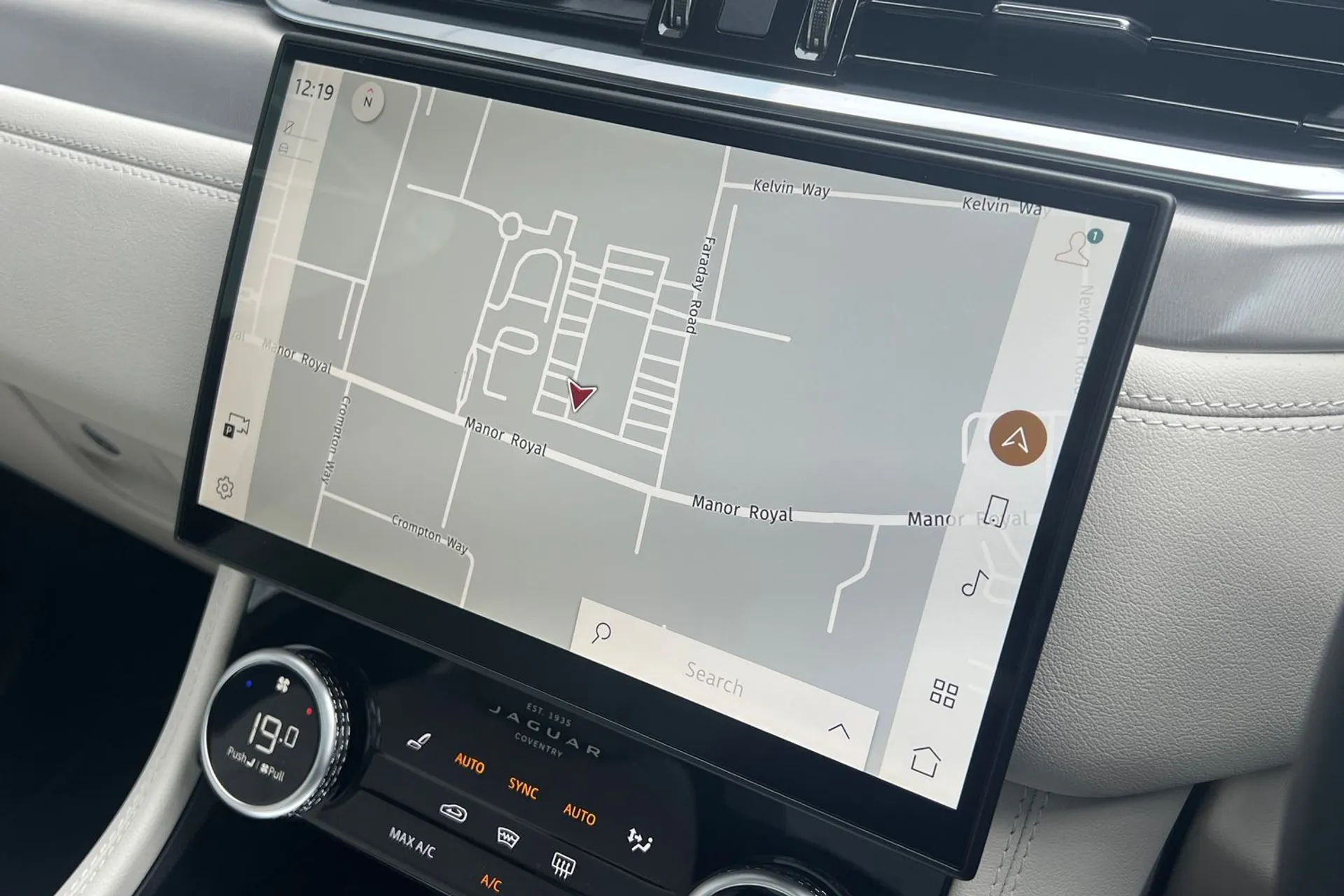 Jaguar F-PACE thumbnail image number 6