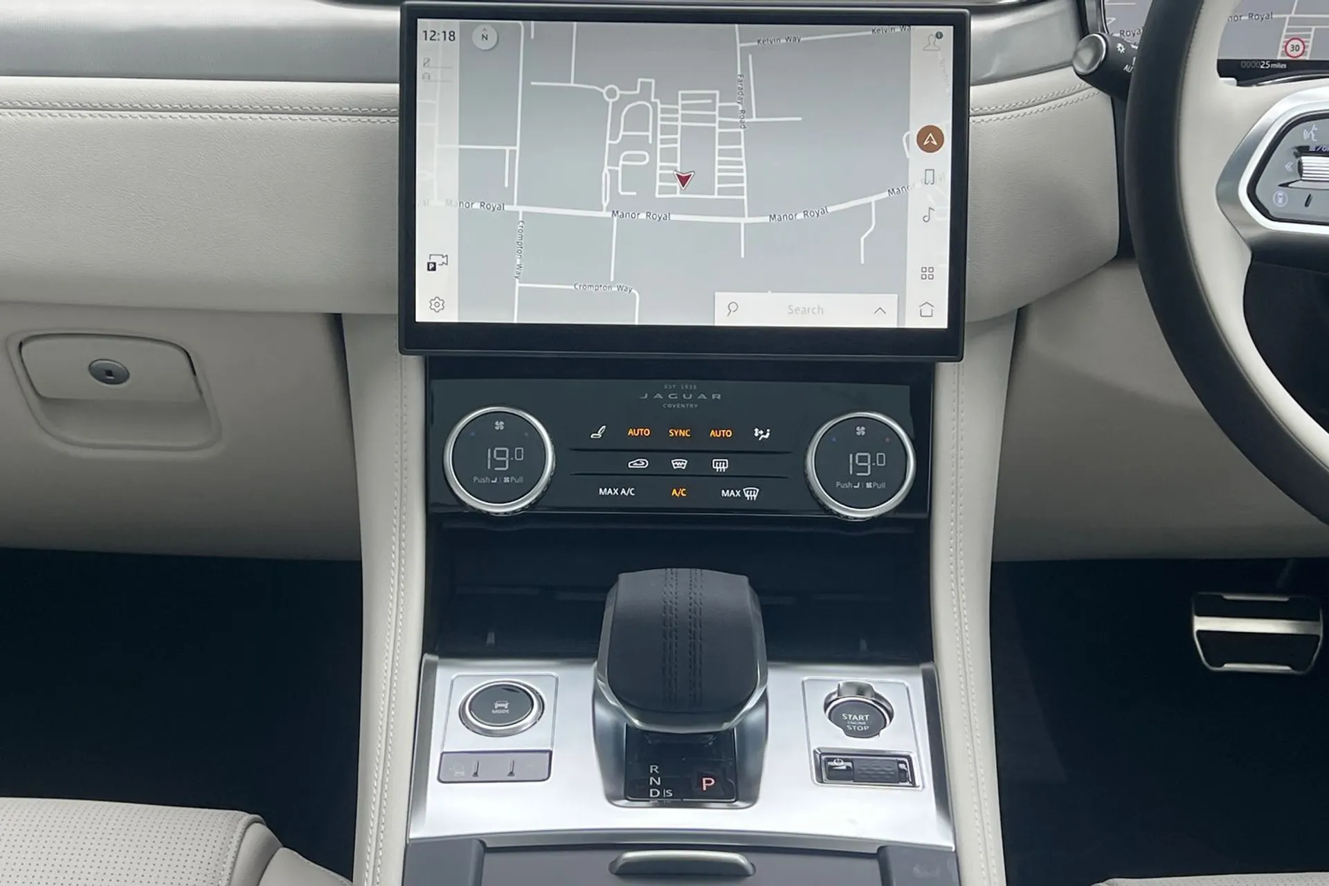 Jaguar F-PACE thumbnail image number 21