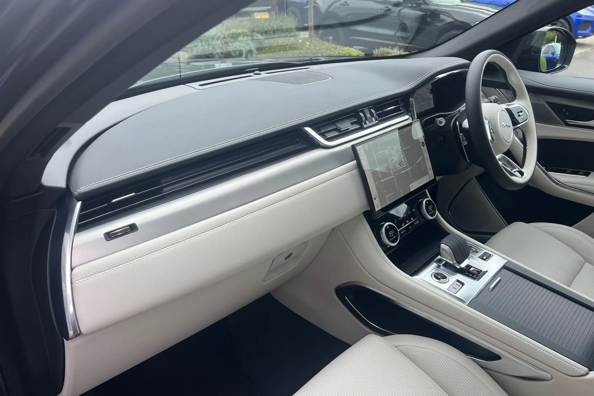 Jaguar F-PACE thumbnail image number 46