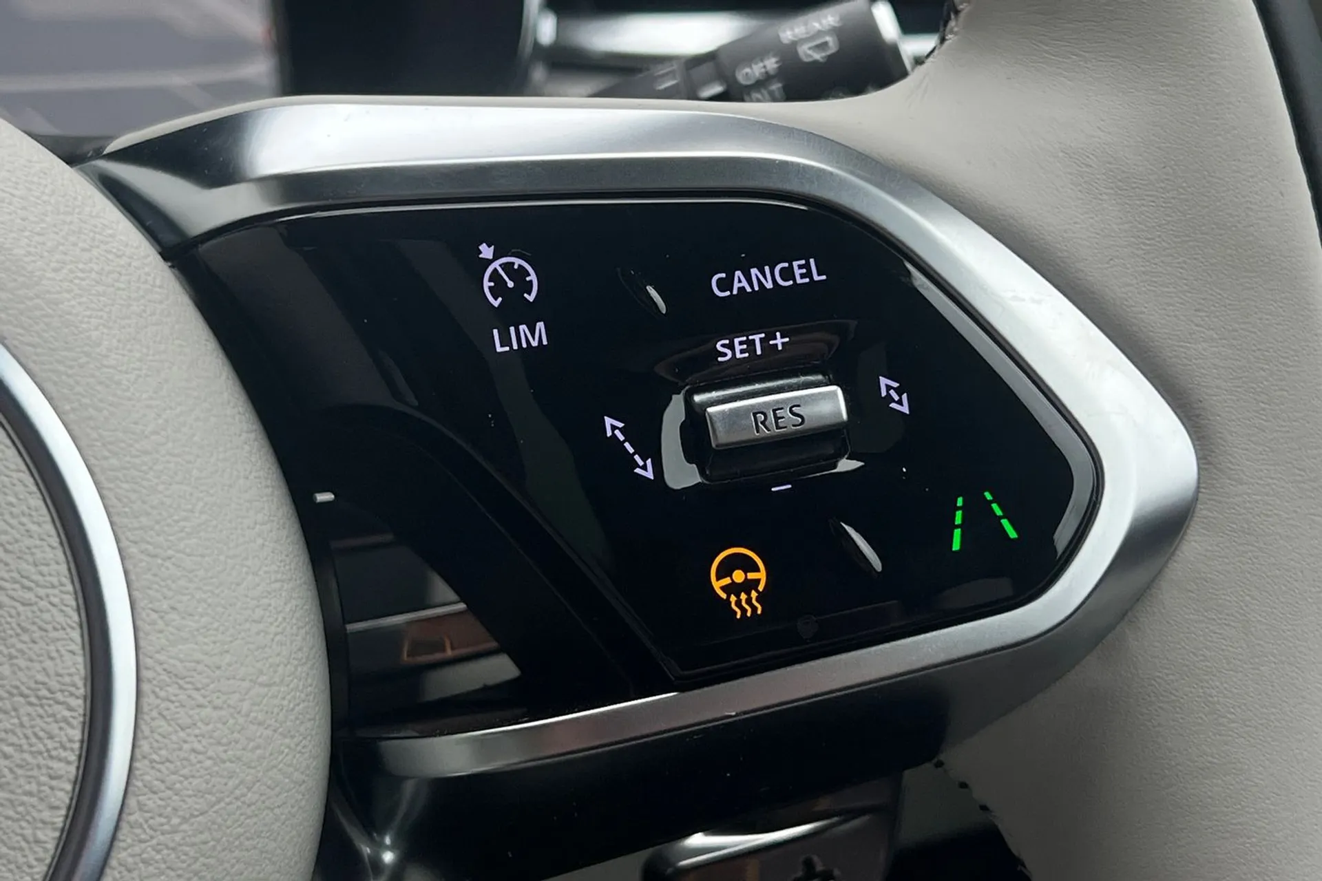 Jaguar F-PACE thumbnail image number 50