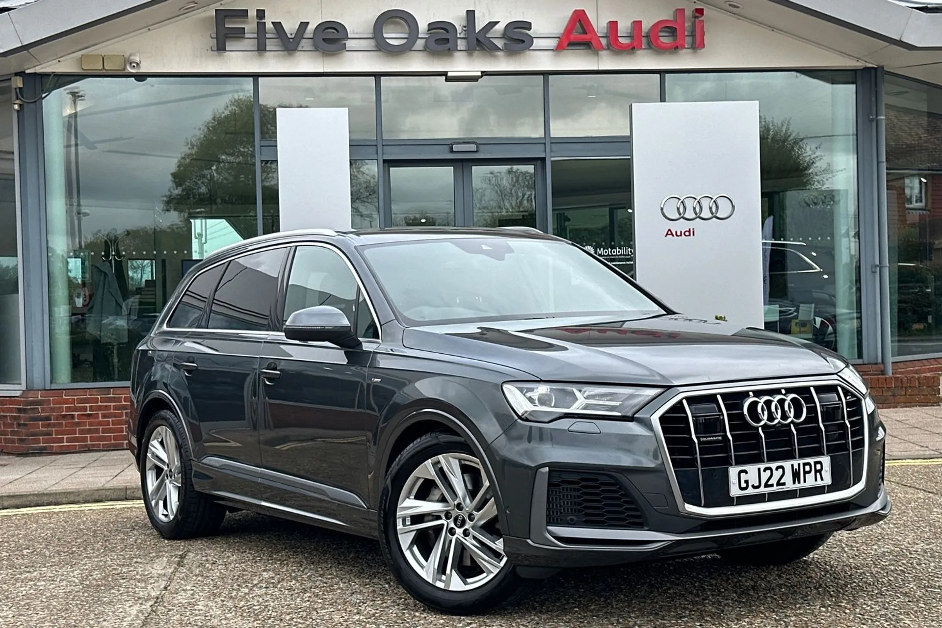 Audi Q7 focused image