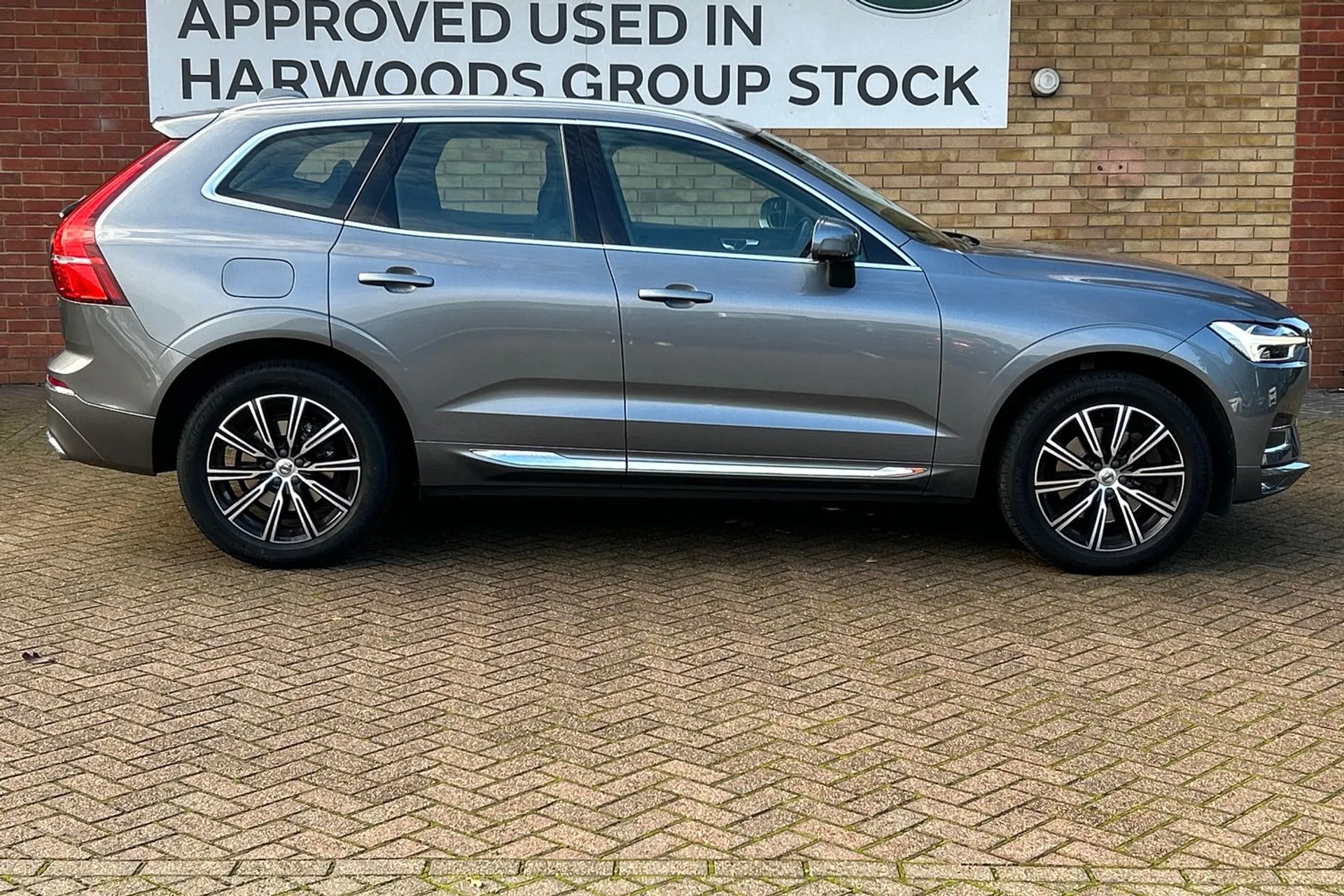 Volvo XC60 thumbnail image number 2