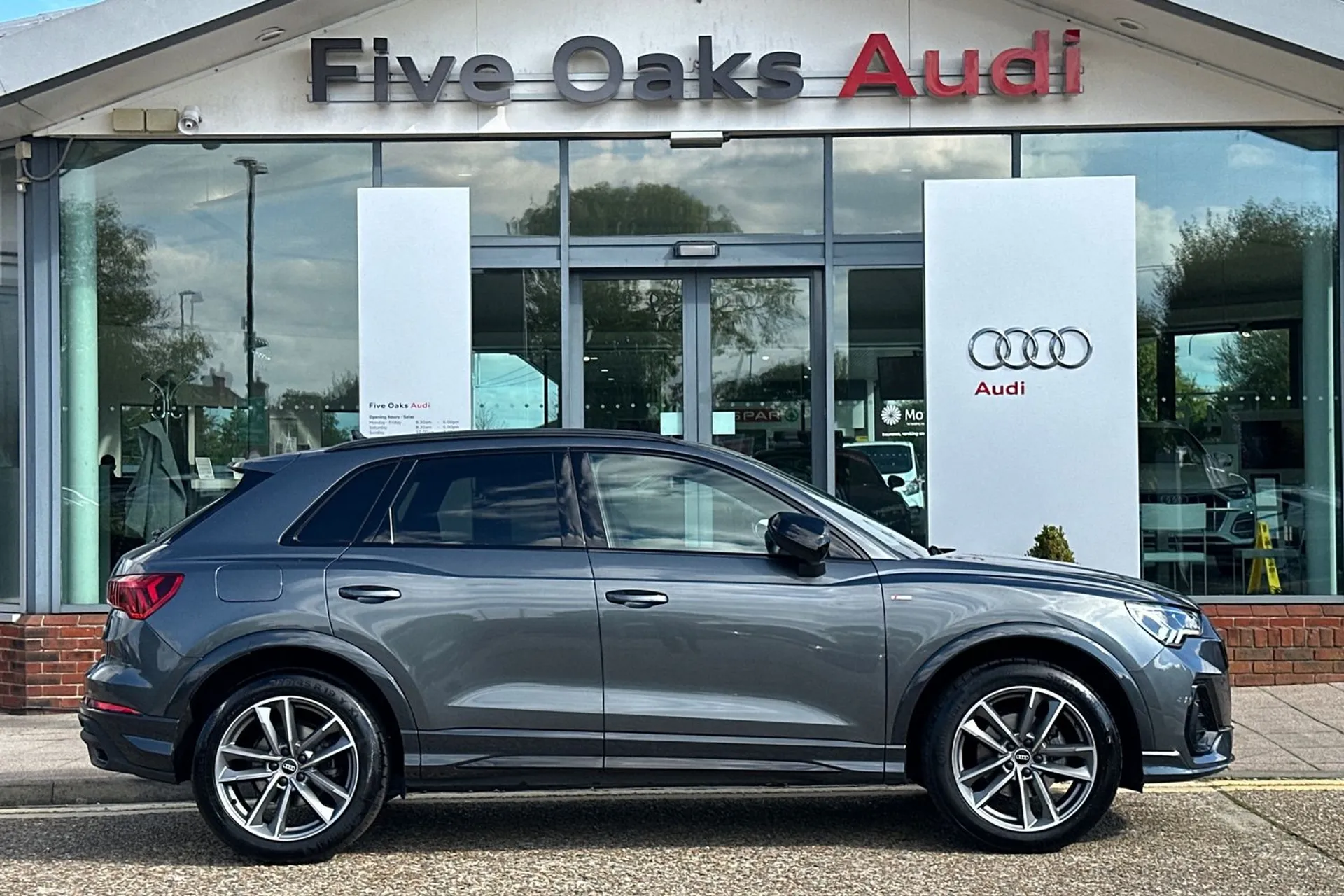 Audi Q3 thumbnail image number 2