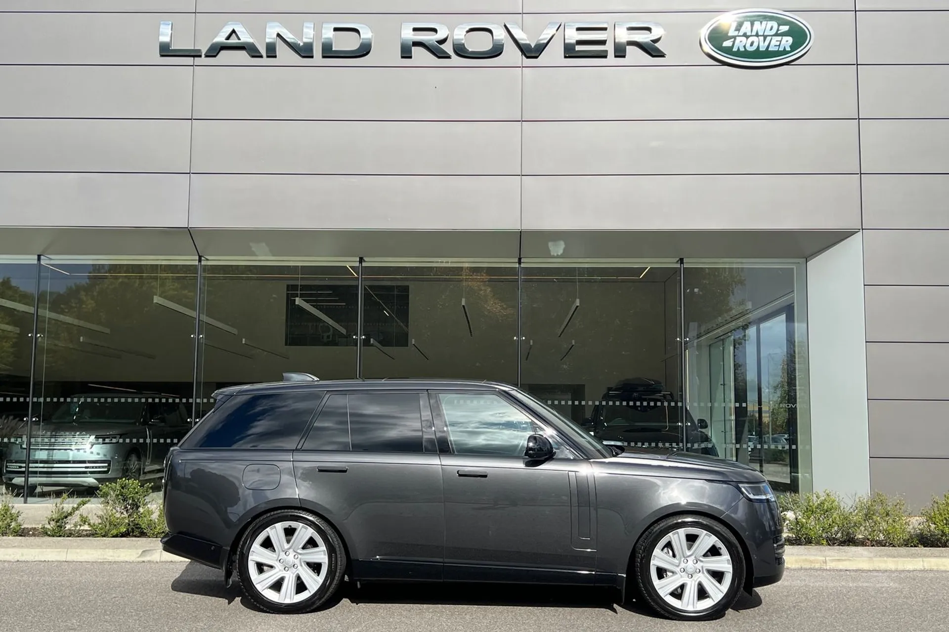 LAND ROVER RANGE ROVER thumbnail image number 2