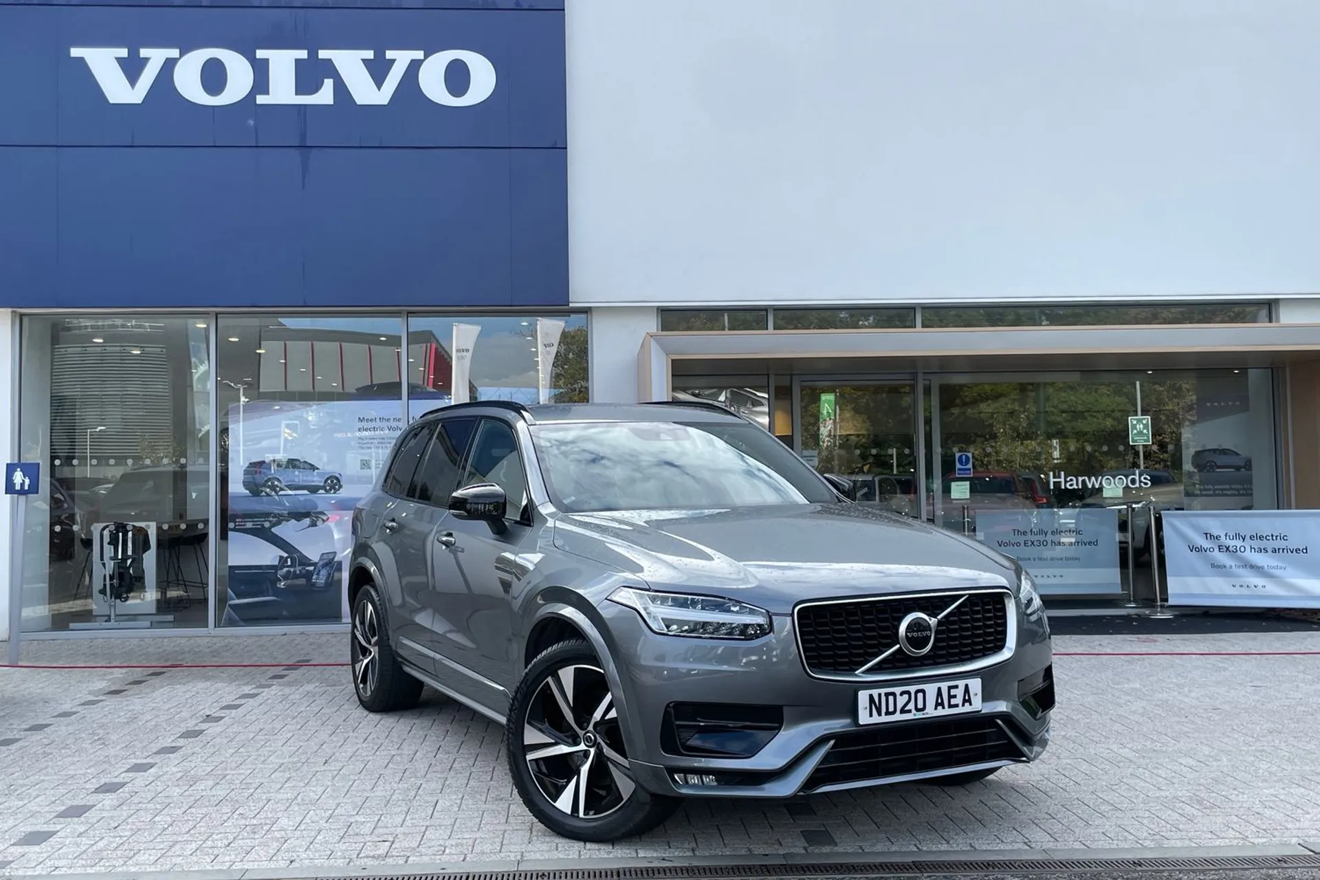 Volvo XC90 focused image