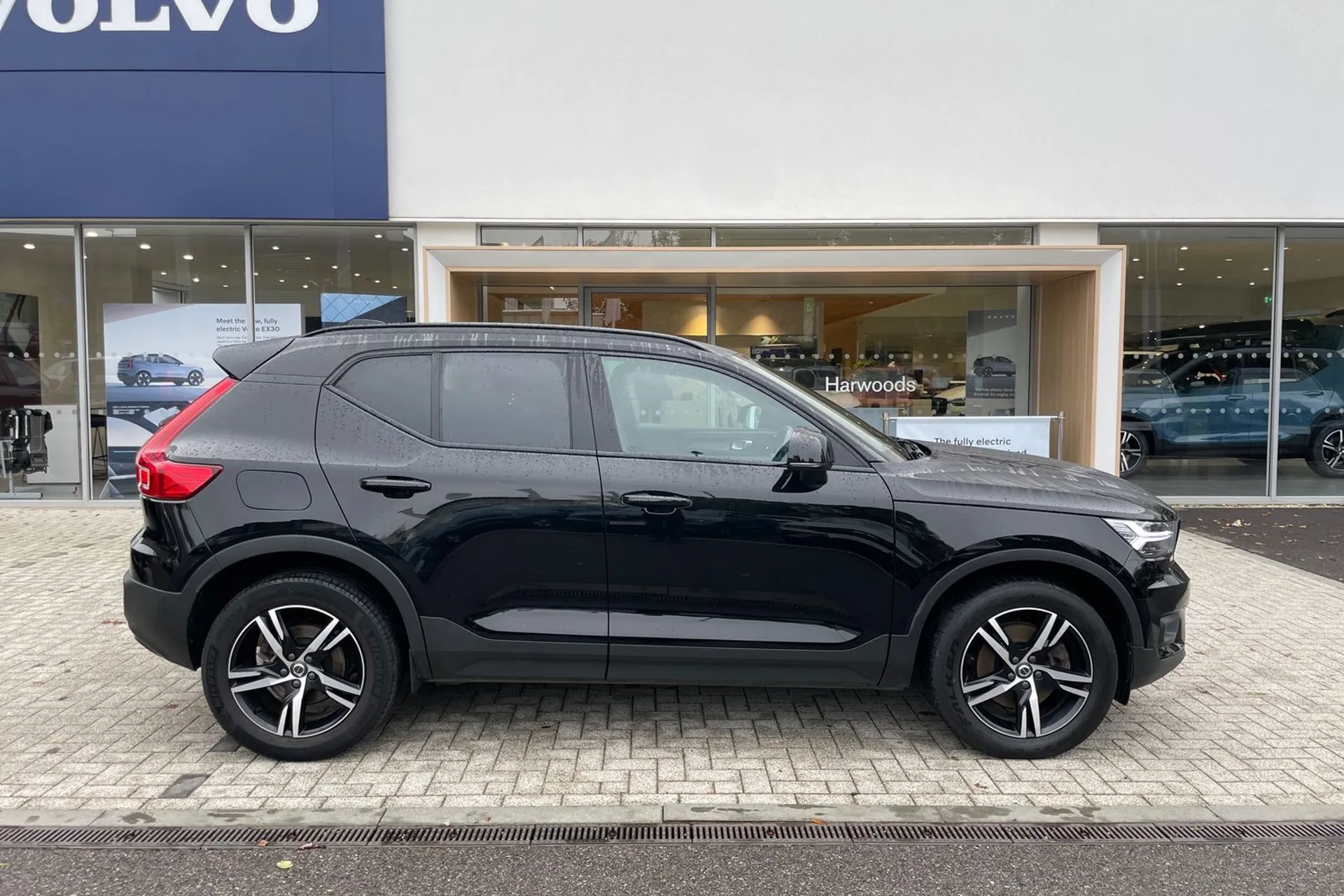 Volvo XC40 thumbnail image number 2