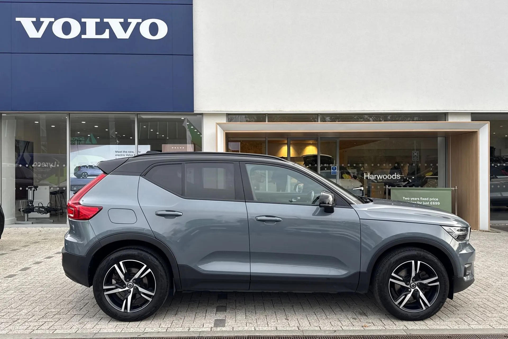Volvo XC40 thumbnail image number 2