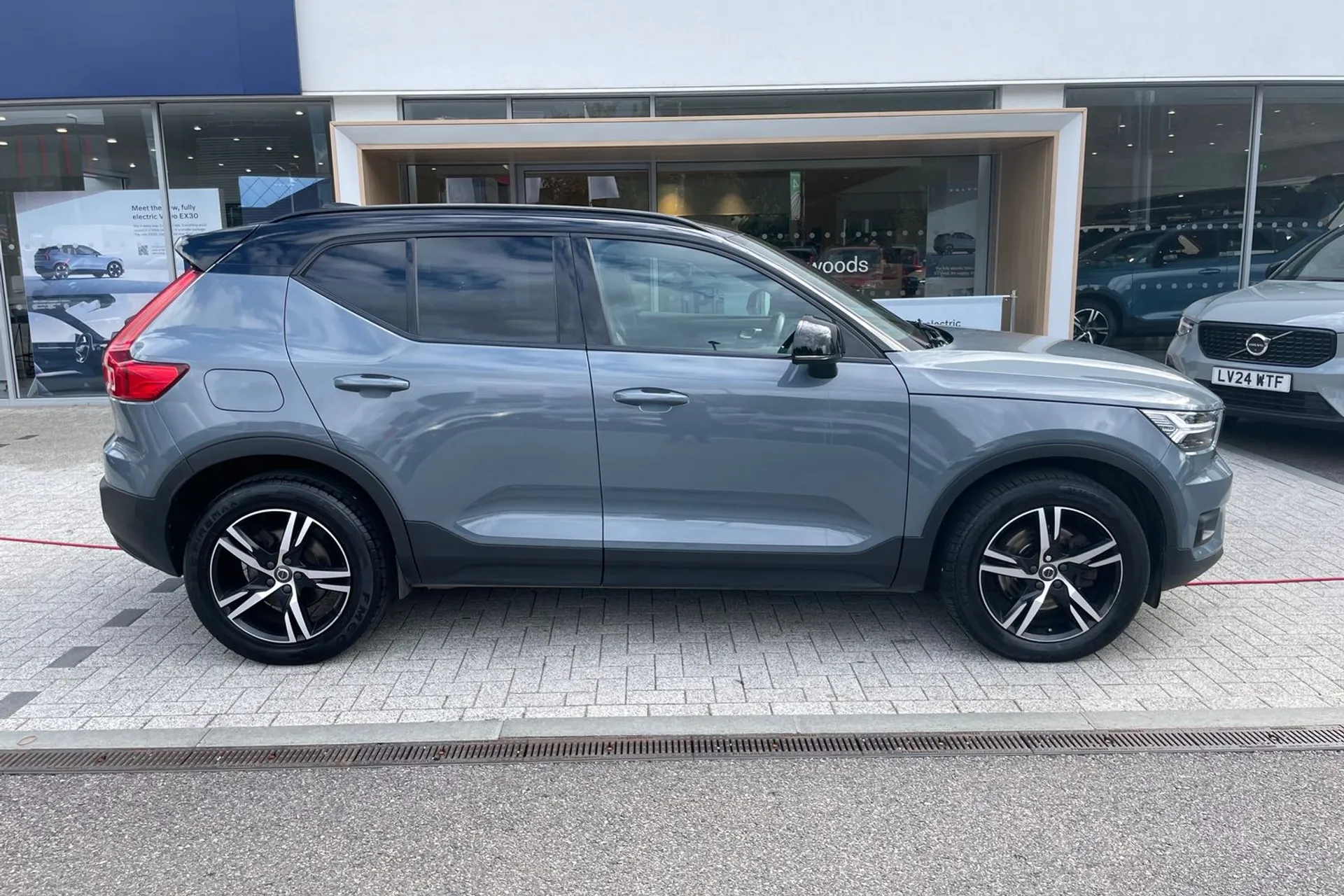 Volvo XC40 thumbnail image number 2