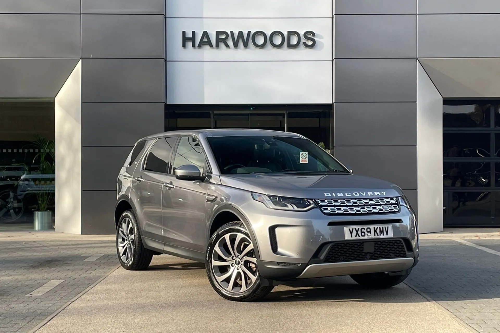 LAND ROVER DISCOVERY SPORT focused image