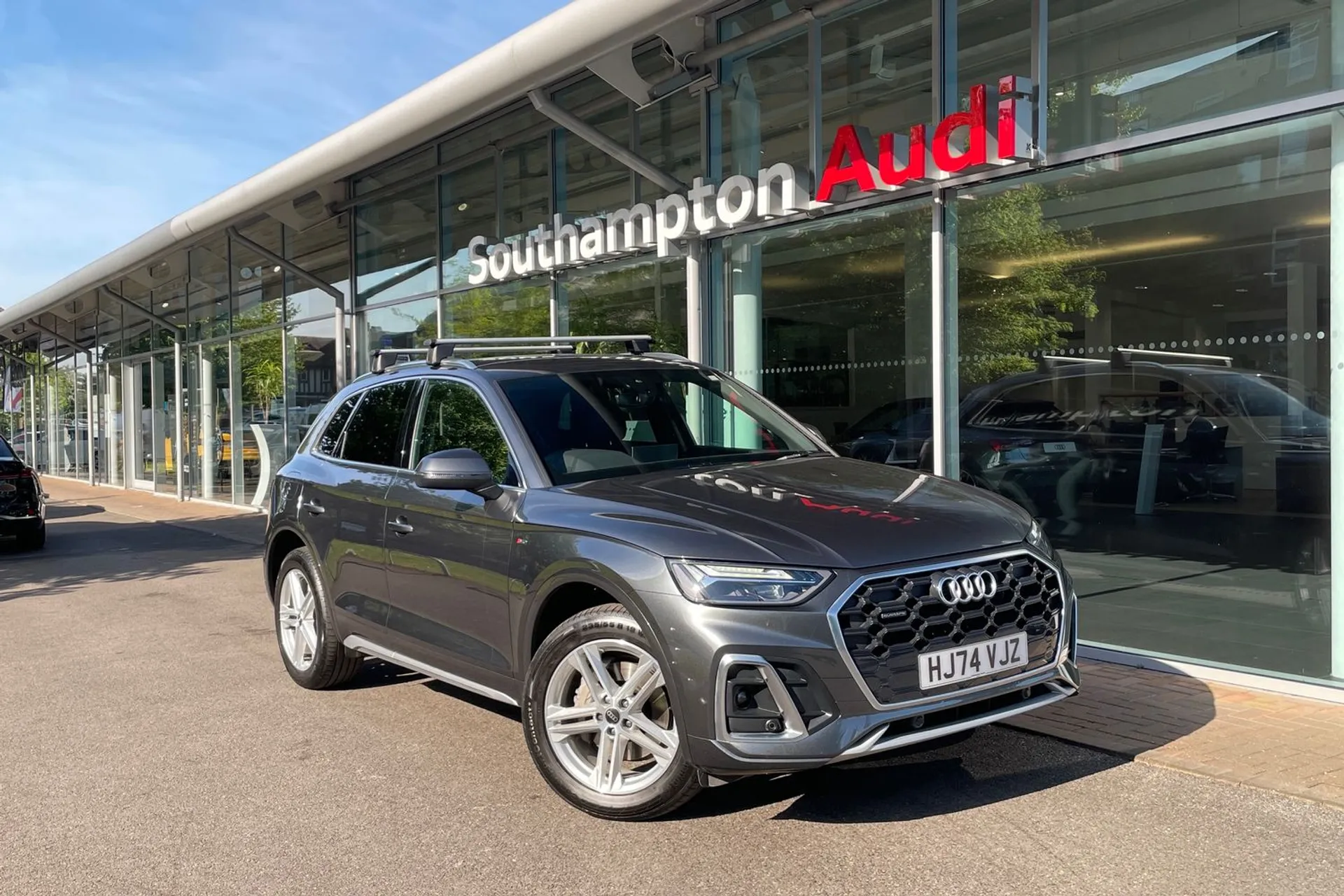 Audi Q5 focused image