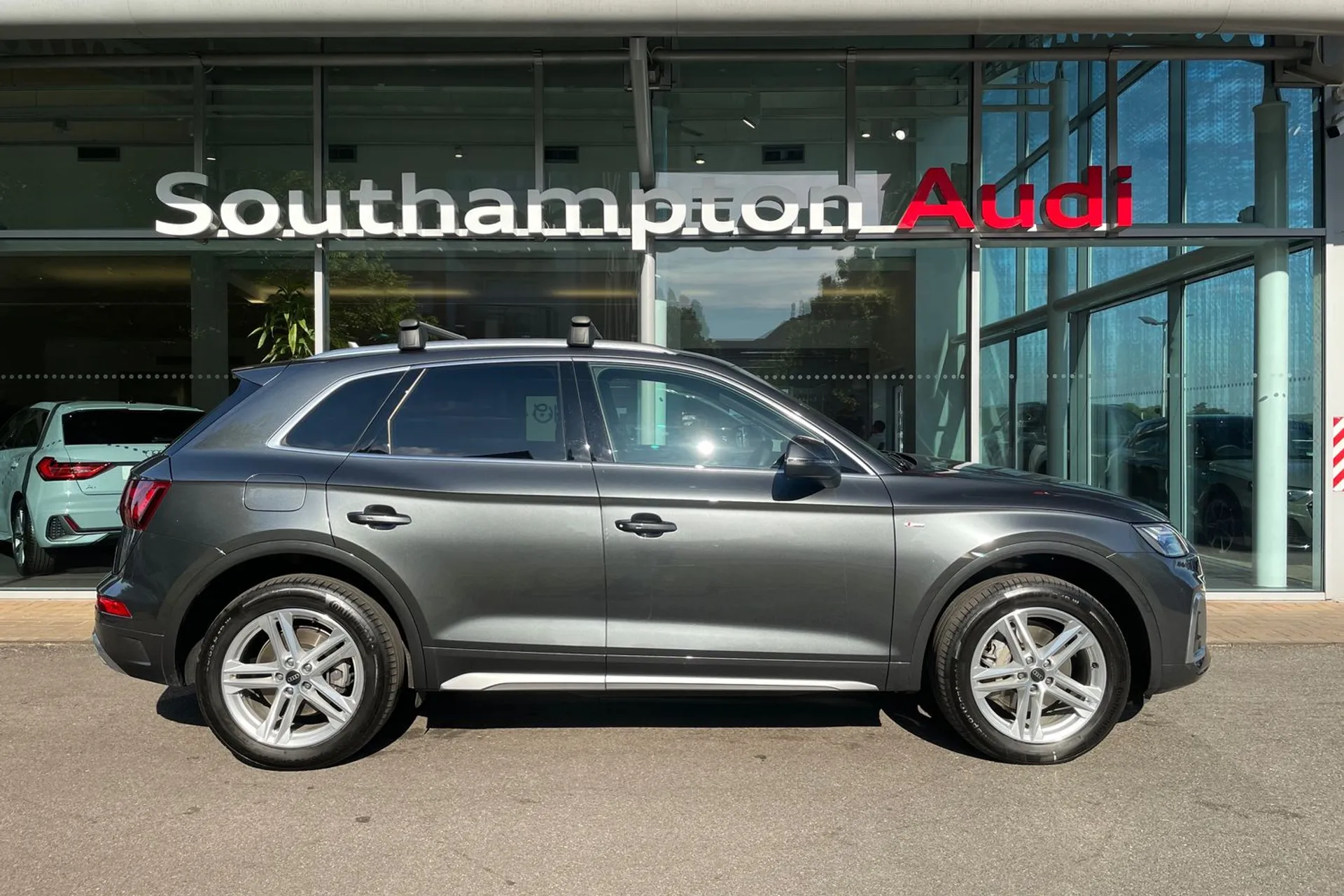 Audi Q5 thumbnail image number 2