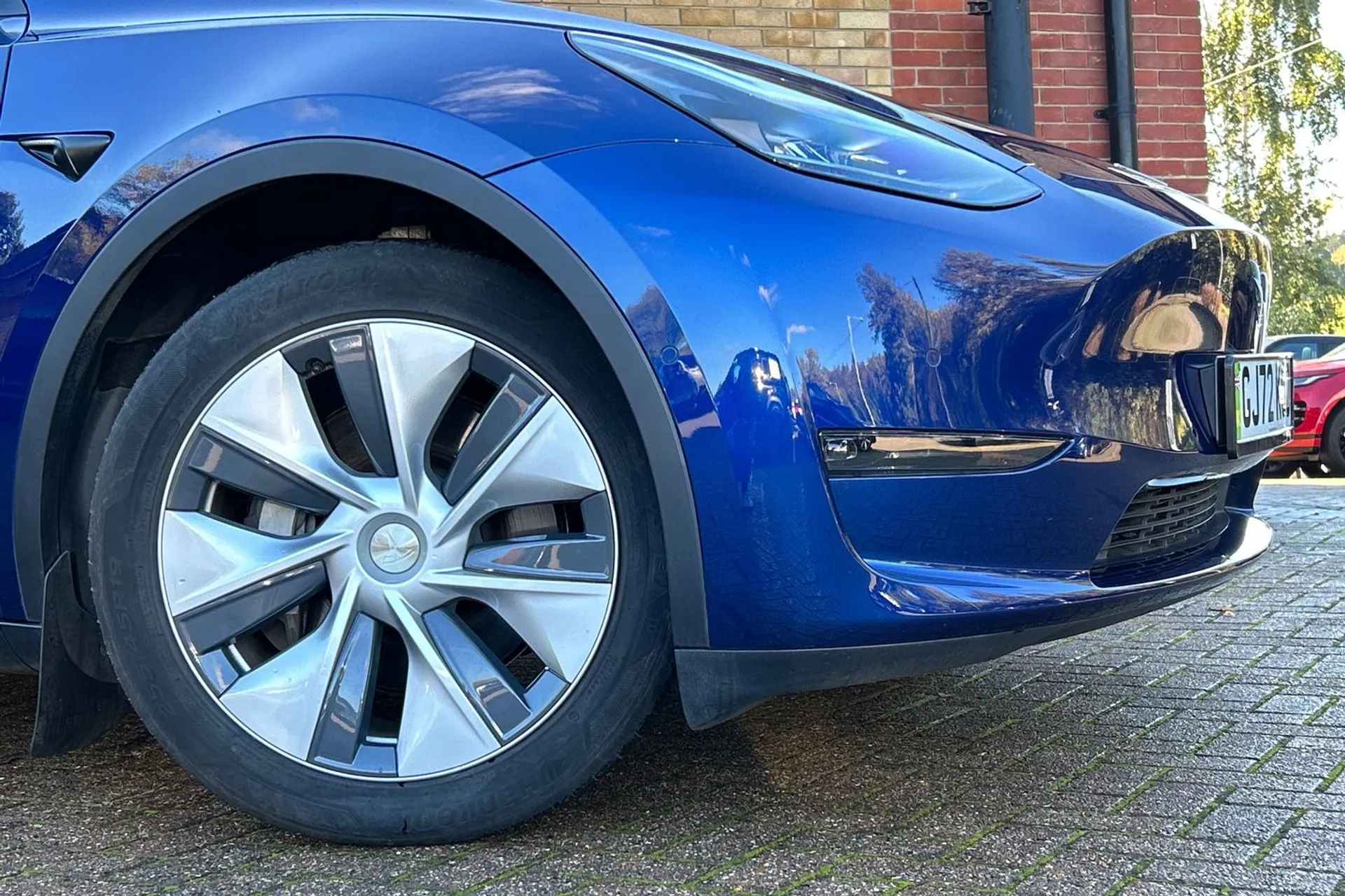 TESLA MODEL Y thumbnail image number 4