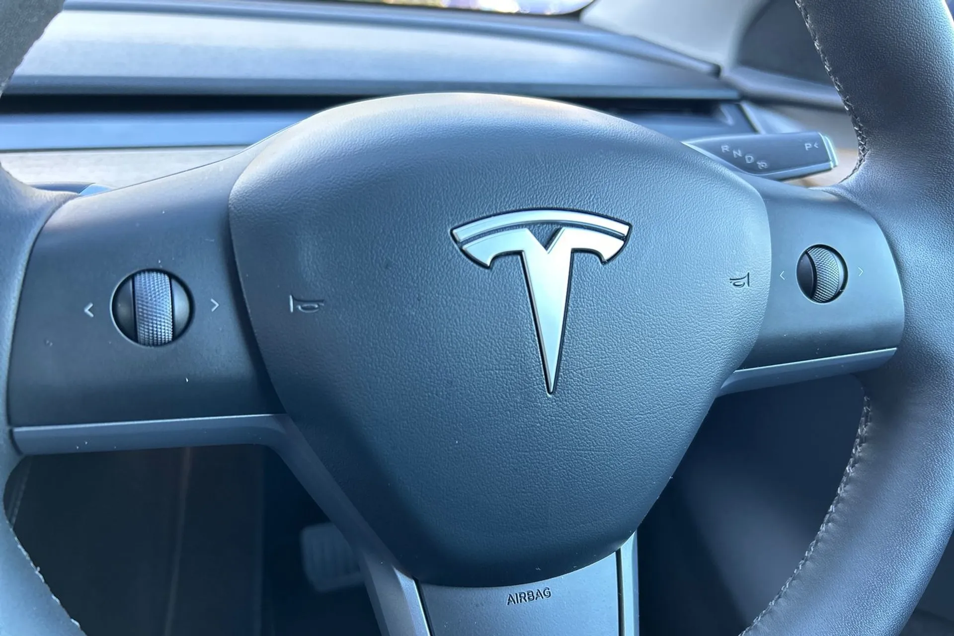 TESLA MODEL Y thumbnail image number 34