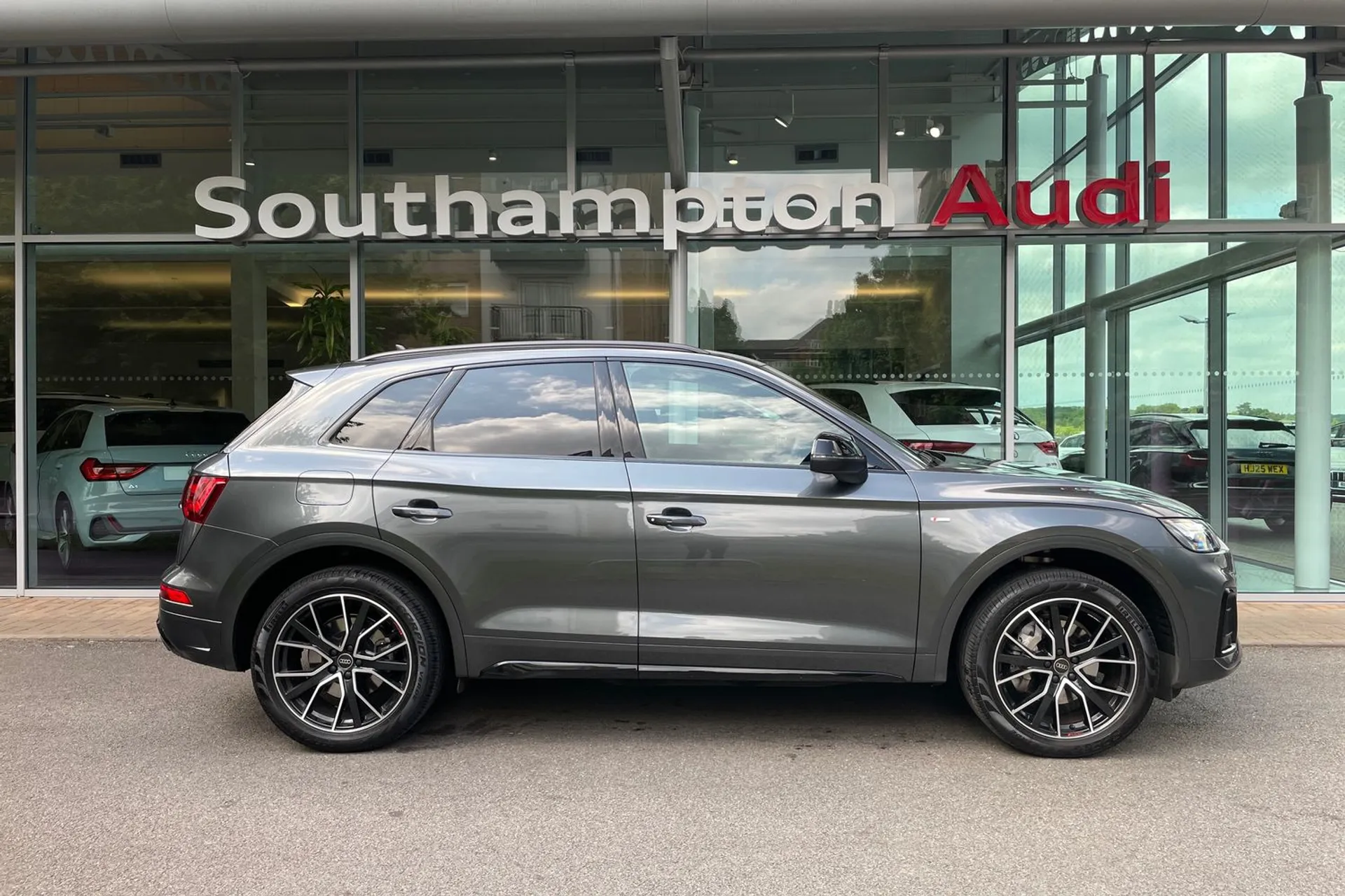 Audi Q5 thumbnail image number 2