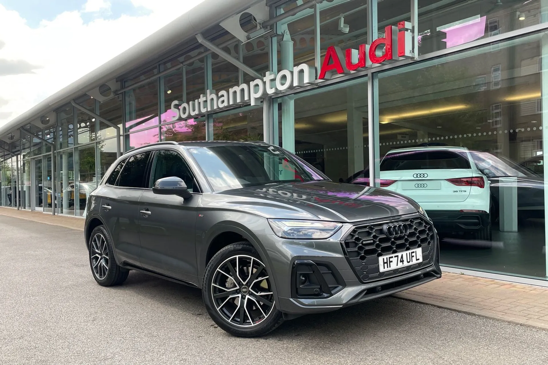 Audi Q5 focused image