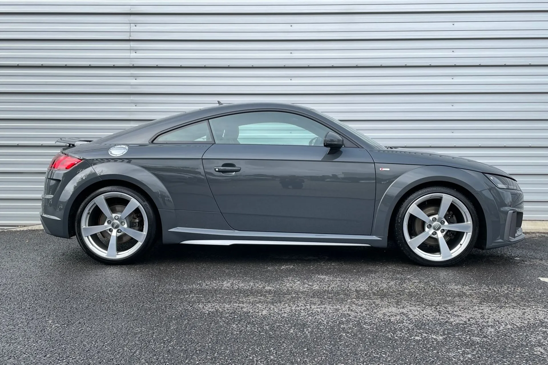 Audi TT thumbnail image number 2