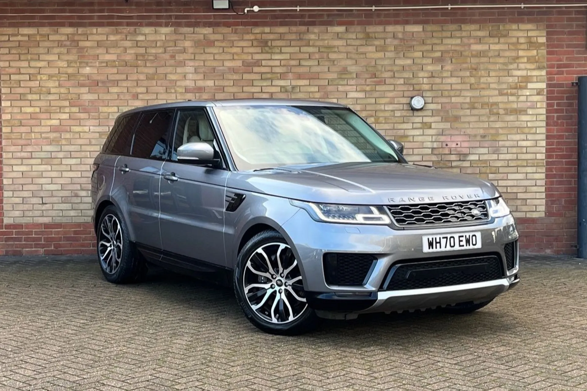 LAND ROVER RANGE ROVER SPORT focused image