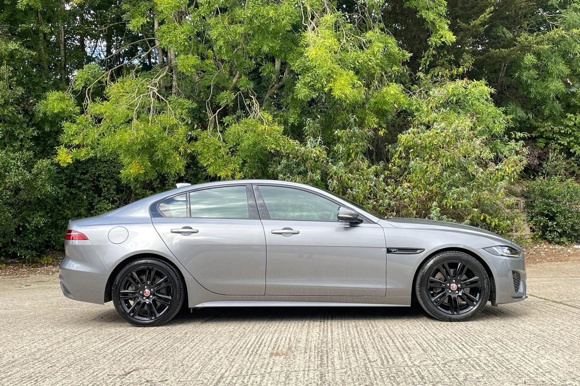 Jaguar XE thumbnail image number 2