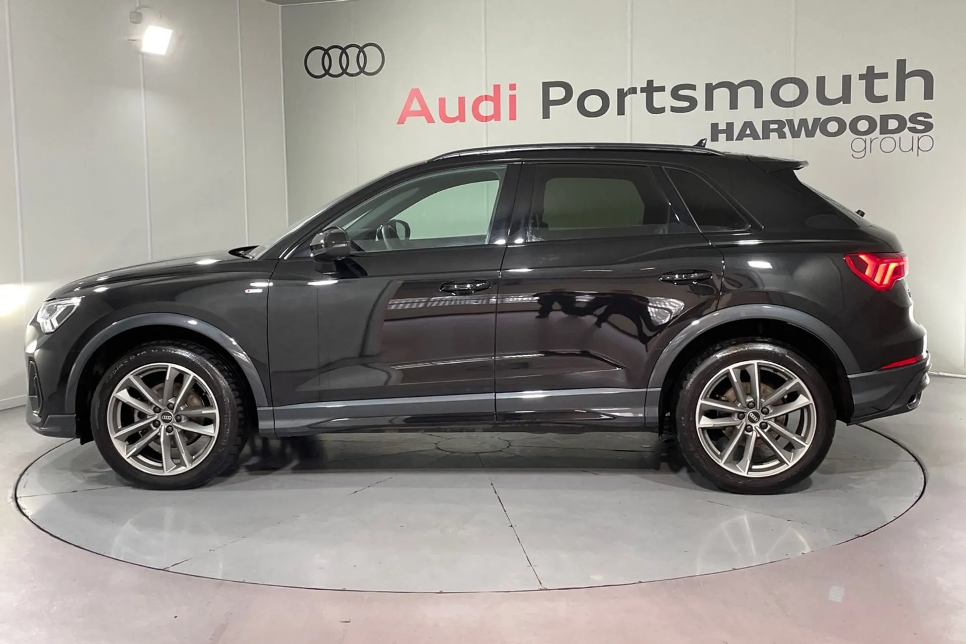 Audi Q3 thumbnail image number 12