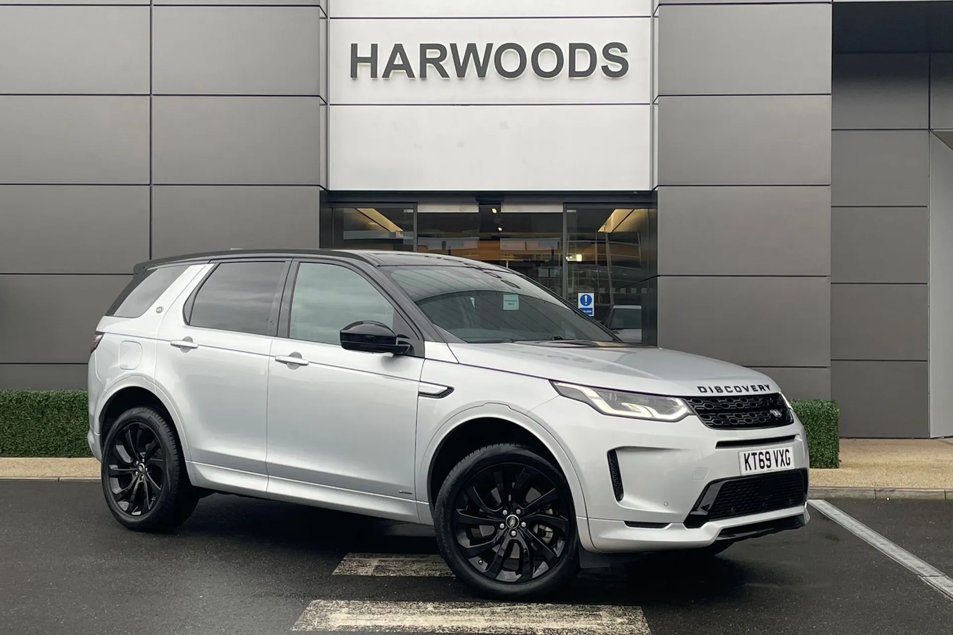 LAND ROVER DISCOVERY SPORT focused image