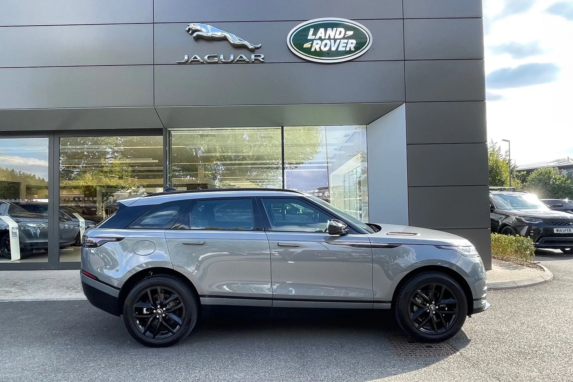 LAND ROVER RANGE ROVER VELAR thumbnail image number 2