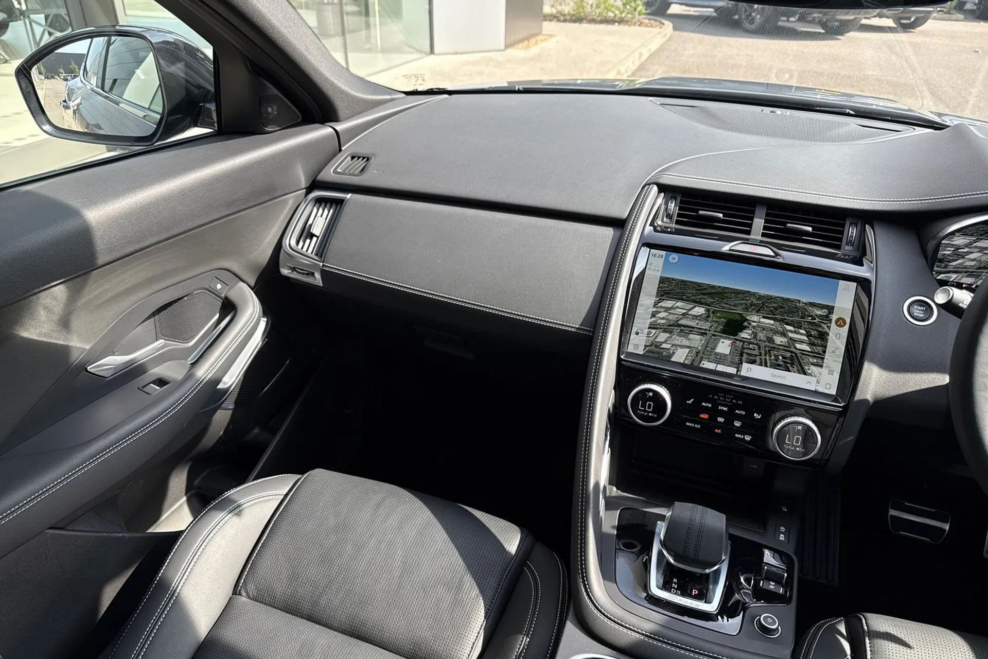 Jaguar E-PACE thumbnail image number 17
