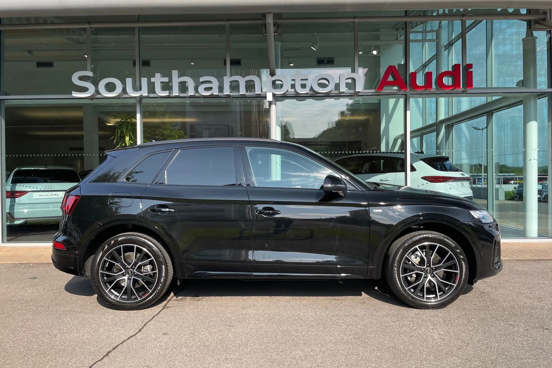 Audi Q5 thumbnail image number 2