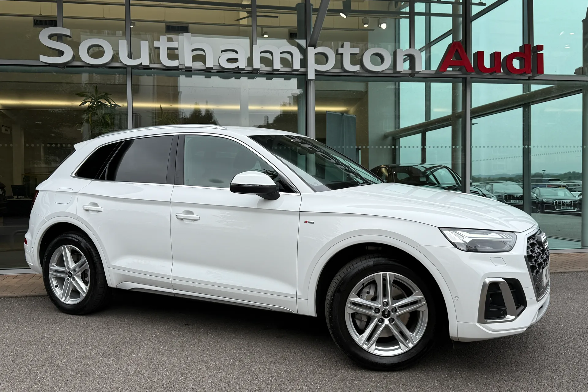 Audi Q5 focused image