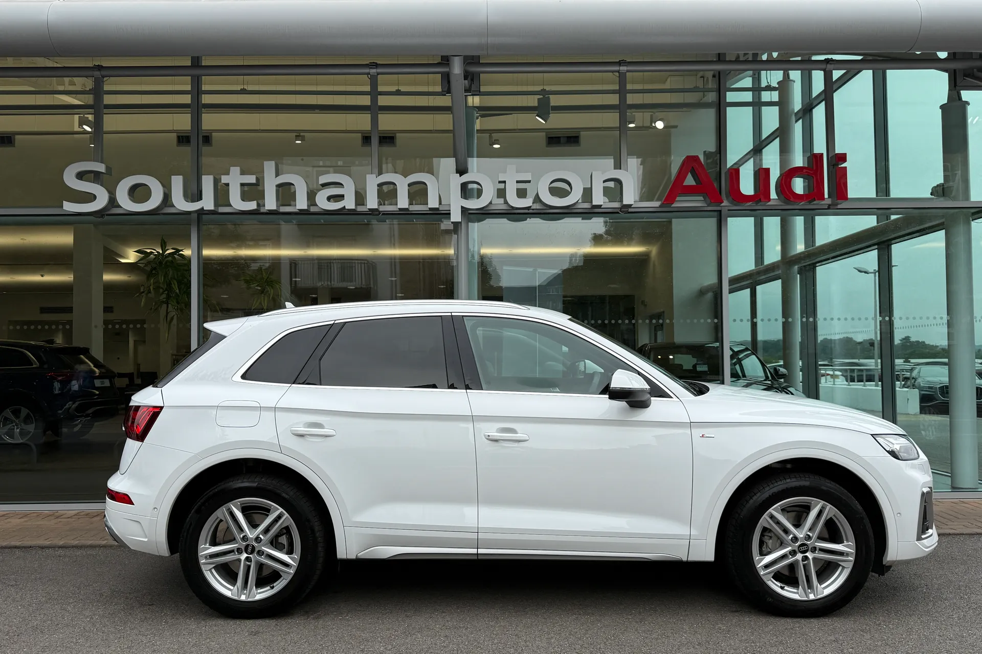 Audi Q5 thumbnail image number 2