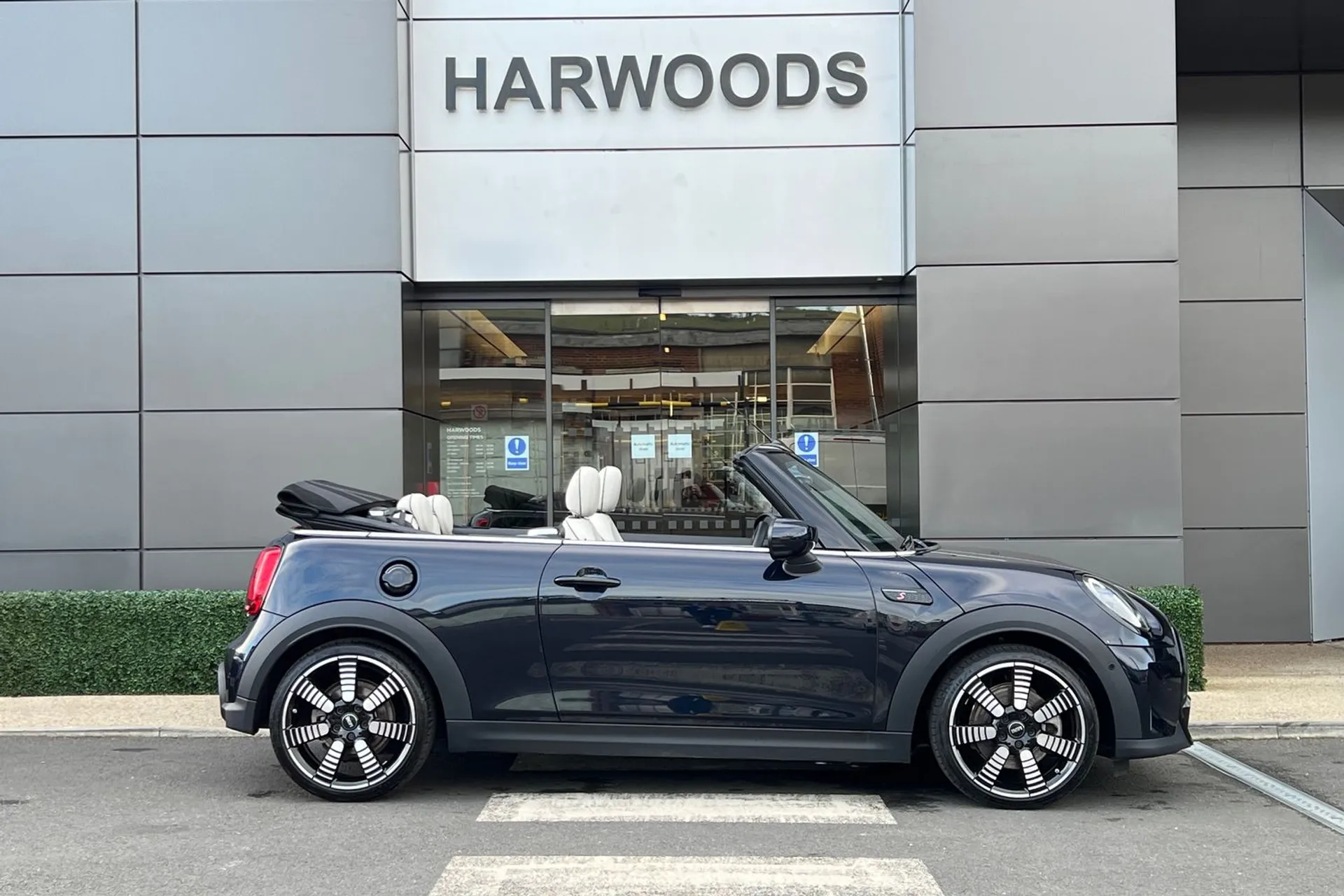 MINI CONVERTIBLE thumbnail image number 2