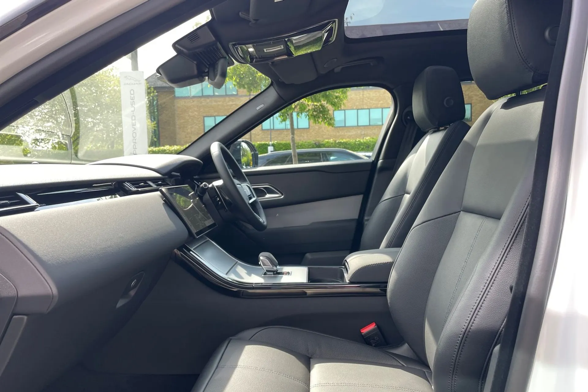 LAND ROVER RANGE ROVER VELAR thumbnail image number 36