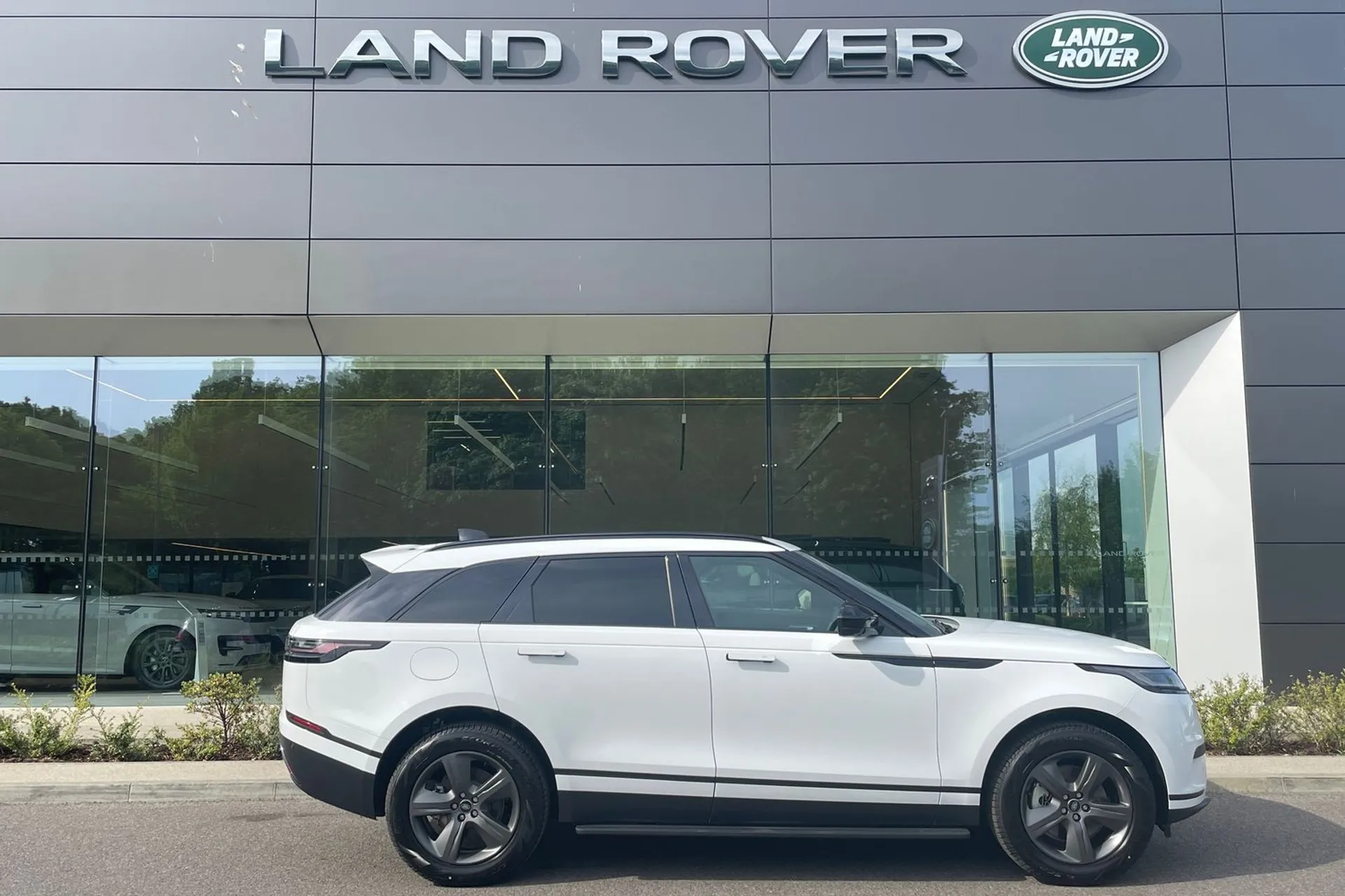 LAND ROVER RANGE ROVER VELAR thumbnail image number 2