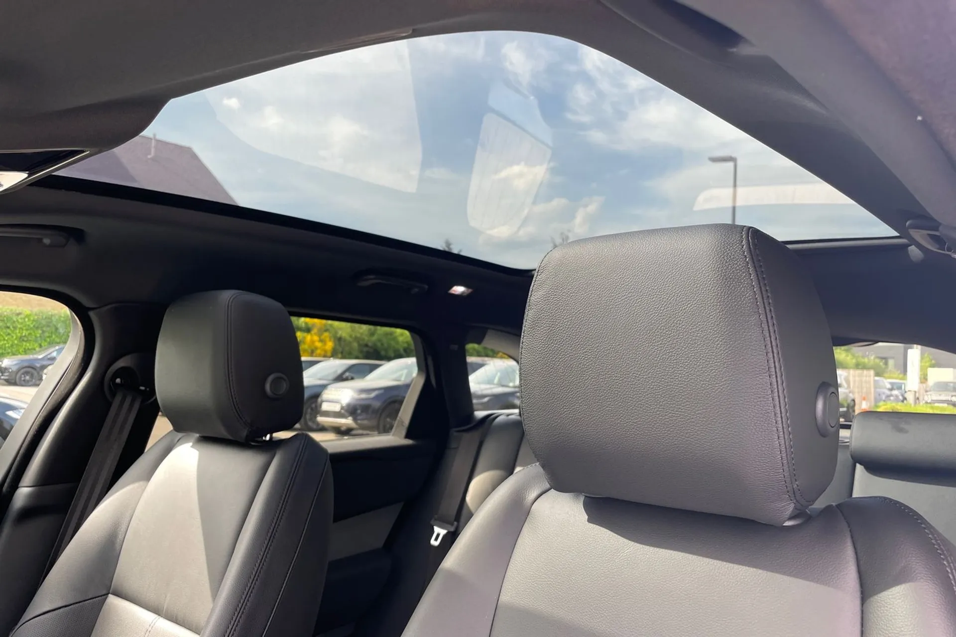 LAND ROVER RANGE ROVER VELAR thumbnail image number 4