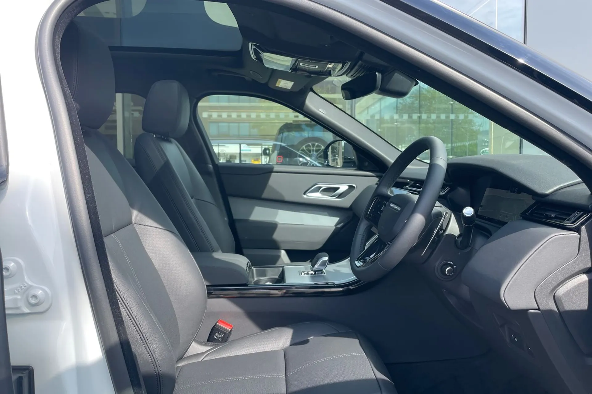 LAND ROVER RANGE ROVER VELAR thumbnail image number 33