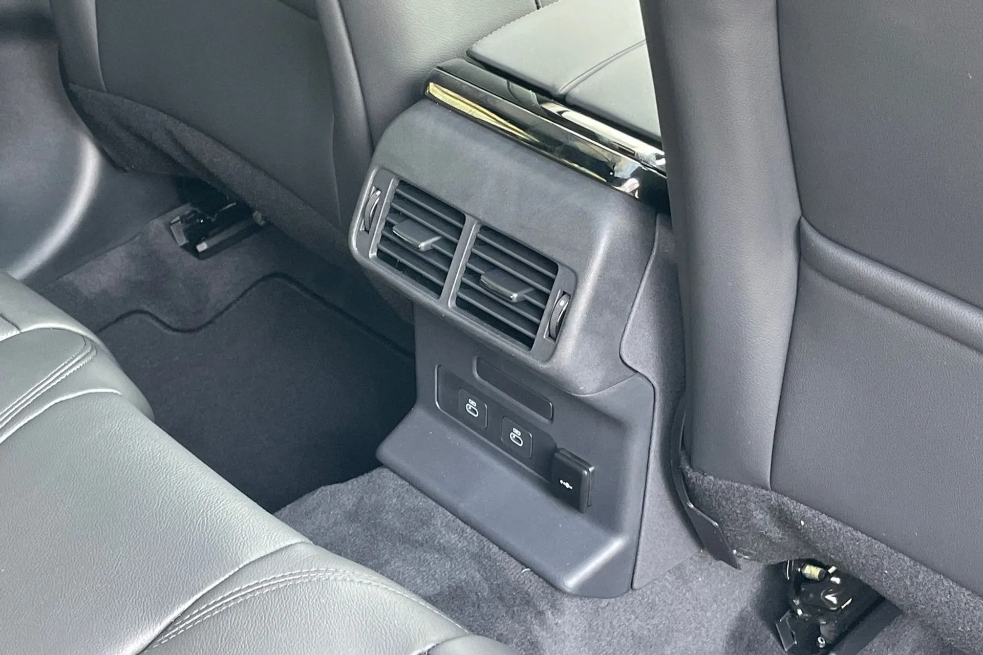 LAND ROVER RANGE ROVER VELAR thumbnail image number 31