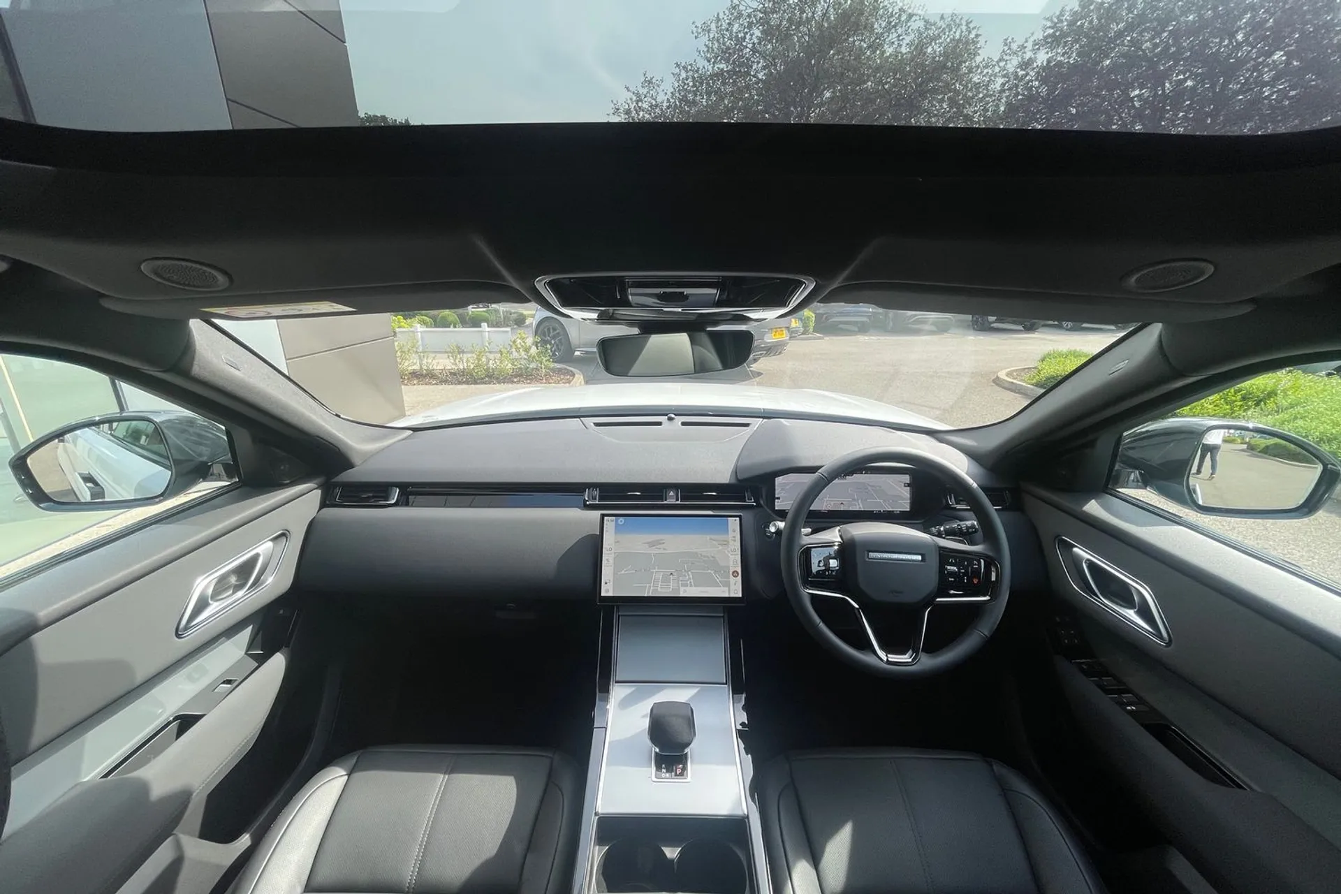 LAND ROVER RANGE ROVER VELAR thumbnail image number 3