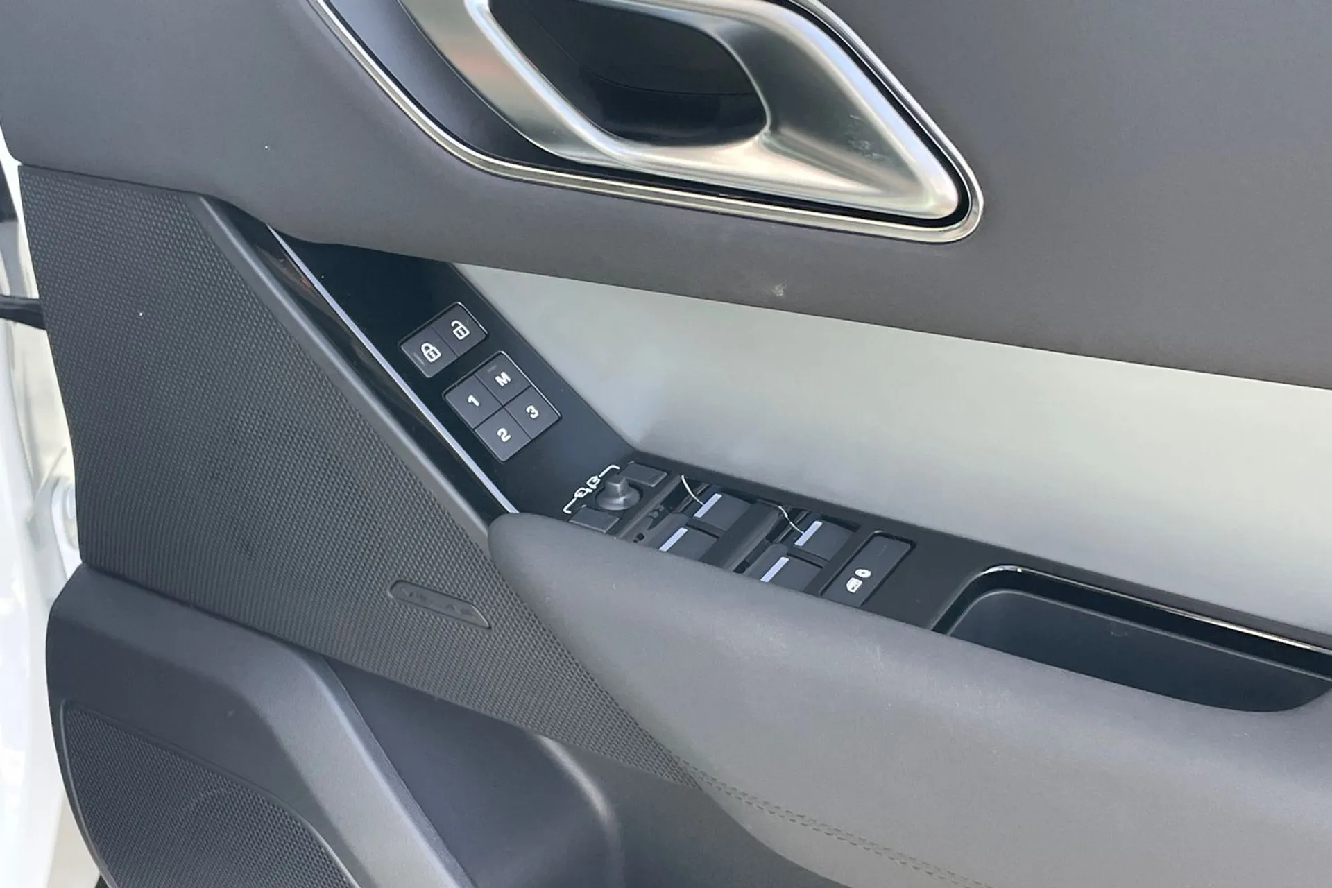 LAND ROVER RANGE ROVER VELAR thumbnail image number 41