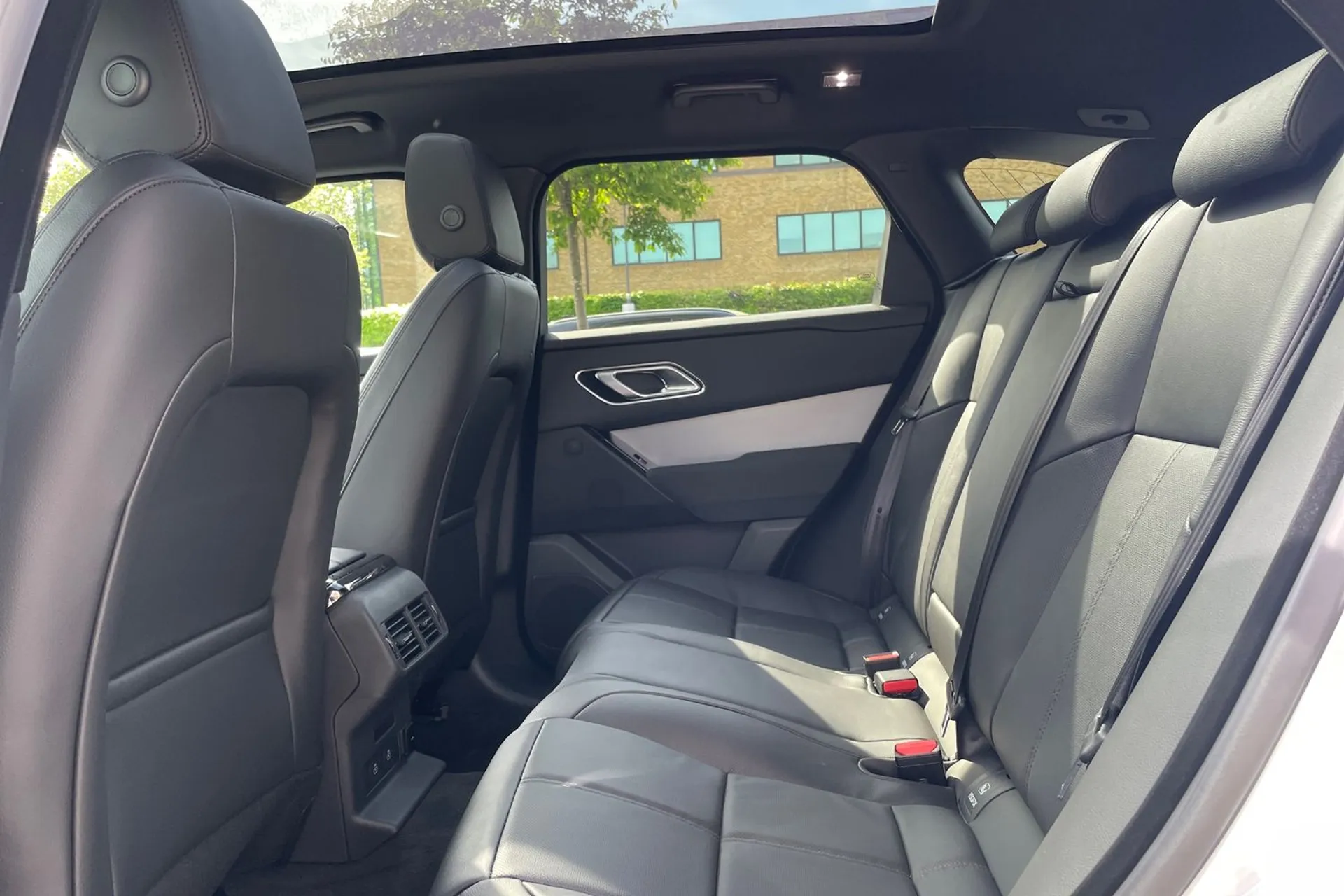 LAND ROVER RANGE ROVER VELAR thumbnail image number 37