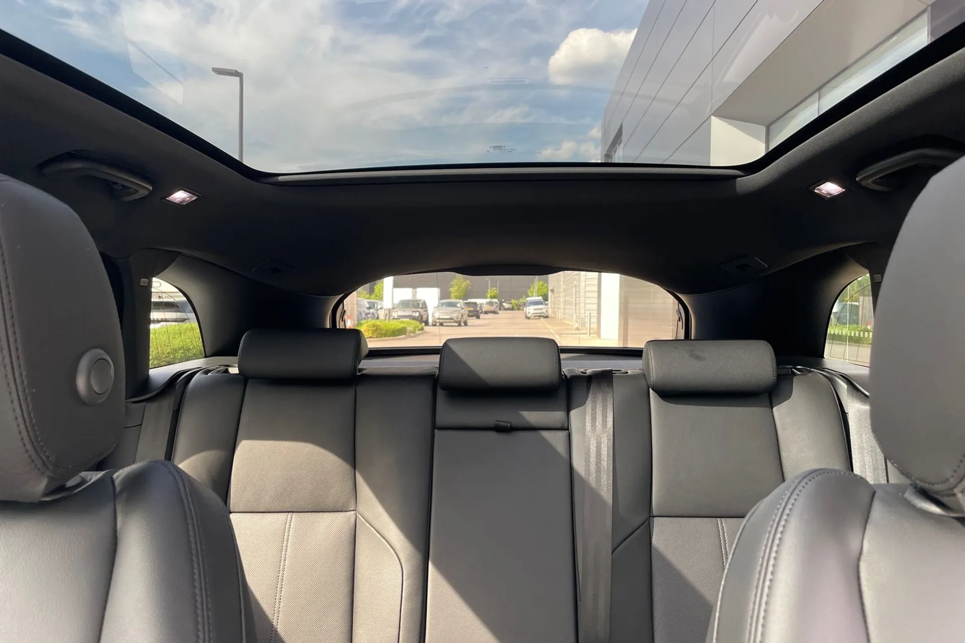 LAND ROVER RANGE ROVER VELAR thumbnail image number 32