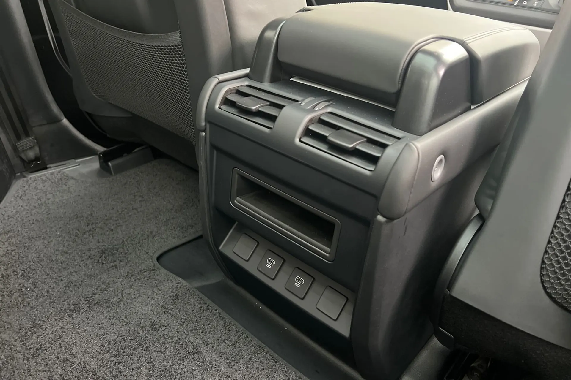 LAND ROVER Defender 90 thumbnail image number 34