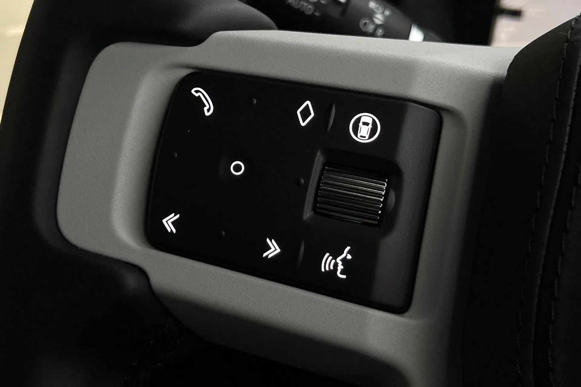LAND ROVER Defender 90 thumbnail image number 40