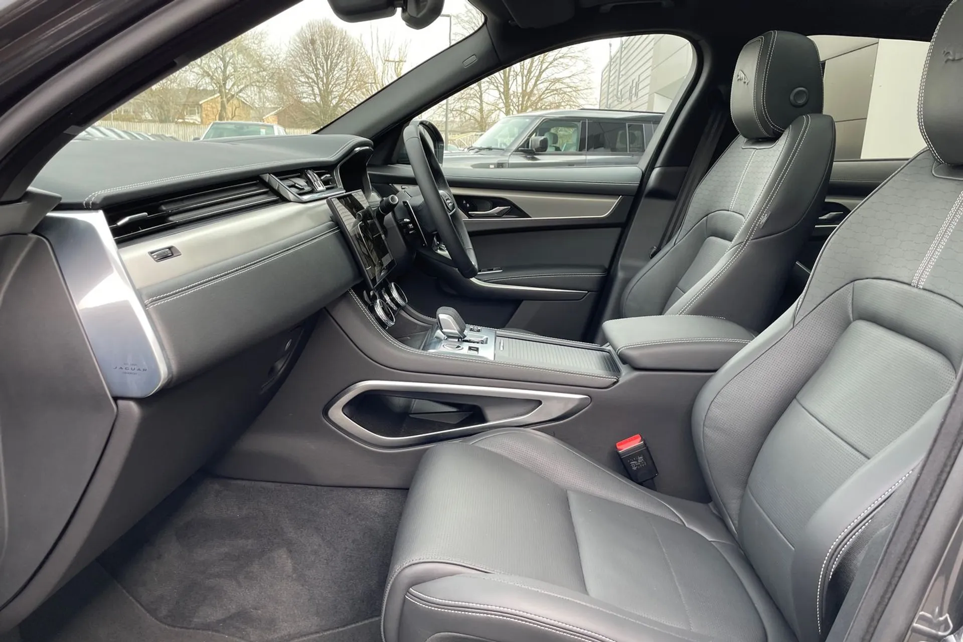 Jaguar F-PACE thumbnail image number 10