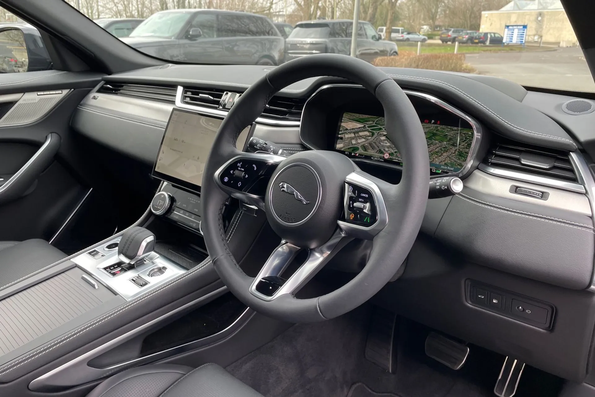 Jaguar F-PACE thumbnail image number 32