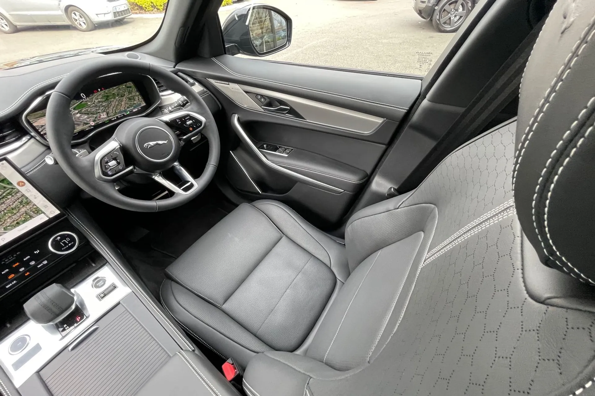 Jaguar F-PACE thumbnail image number 14