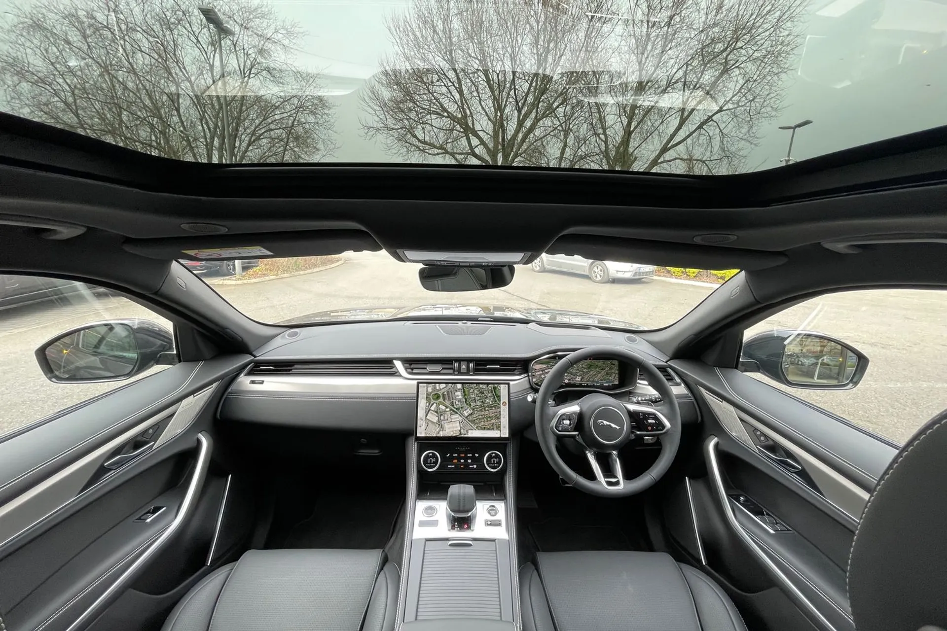 Jaguar F-PACE thumbnail image number 3